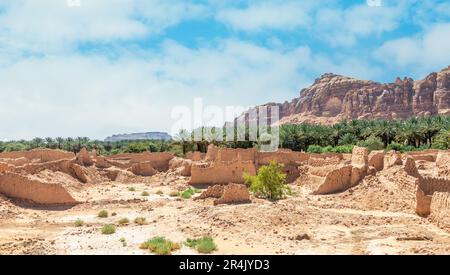 Al Ula zerstörte die Altstadt mit Palmen und Felsen im Hintergrund, Saudi-Arabien Stockfoto