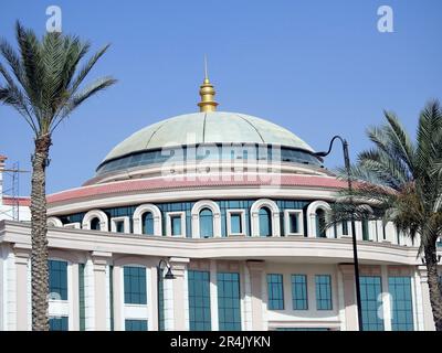 Ein wunderschönes, malerisches Gebäude in Kairo in Ägypten, mit einer großen Kuppel in der Mitte des Gebäudes und umgeben von Palmen, selektiver Fokus von B. Stockfoto