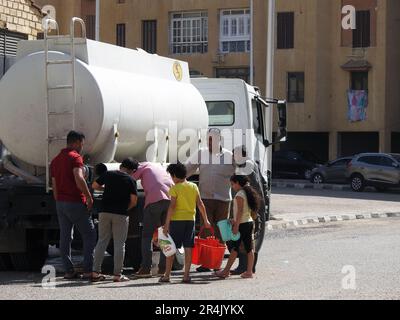 Kairo, Ägypten, Mai 15 2023: Ein Wassertankfahrzeug mit sauberem Wasser als Notfalleinsatz in allen Gebieten mit Wasserausfall zur Trinkwasserversorgung Stockfoto
