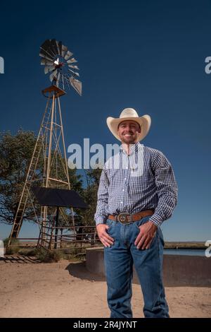 Clayton Gardner züchtet Rinder auf der 777 Ranch in Torrance County, NM. Gardner, der auf seiner Familienfarm arbeitet, kaufte vor zwei Jahren seine eigene Ranch mit seiner Frau. (USDA) Preston Keres Stockfoto