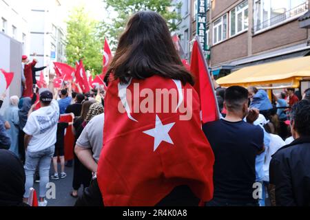 Brüssel, Belgien. 28. Mai 2023. Die Anhänger des türkischen Präsidenten Erdogan feiern nach den Ergebnissen der abgeschlossenen Wahlen am 28. Mai 2023 in Brüssel, Belgien. Kredit: ALEXANDROS MICHAILIDIS/Alamy Live News Stockfoto