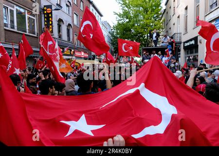 Brüssel, Belgien. 28. Mai 2023. Die Anhänger des türkischen Präsidenten Erdogan feiern nach den Ergebnissen der abgeschlossenen Wahlen am 28. Mai 2023 in Brüssel, Belgien. Kredit: ALEXANDROS MICHAILIDIS/Alamy Live News Stockfoto