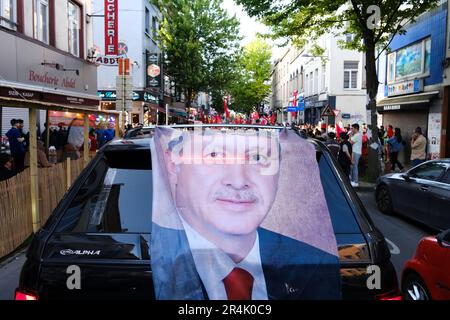 Brüssel, Belgien. 28. Mai 2023. Die Anhänger des türkischen Präsidenten Erdogan feiern nach den Ergebnissen der abgeschlossenen Wahlen am 28. Mai 2023 in Brüssel, Belgien. Kredit: ALEXANDROS MICHAILIDIS/Alamy Live News Stockfoto