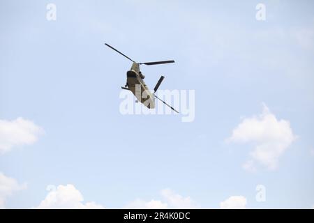 Ein CH-47-Chinook-Hubschrauber von Bravo Co., 2. Bataillon, 104. Luftfahrtregiment, Connecticut Army National Guard, geht nach Abschluss des Trainings im Joint Readiness Training Center, Fort Polk, Louisiana, am 27. Mai 2023 zur „The Box“. Connecticut-Flugzeuge unterstützen mehr als 5.000 Soldaten aus einem Dutzend Staaten, Puerto Rico und Belize, während das 44. Infanterie-Brigade-Kampfteam seine größte Trainingsübung seit mehr als einem Jahrzehnt leitet. Stockfoto