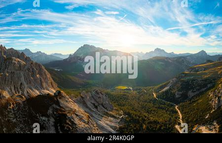 Atemberaubende Luftperspektive auf das Bergmassiv von Tre Cime di Lavaredo, charakterisiert durch hohe Steinsäulen und kämpfungsähnliche Gipfel Stockfoto