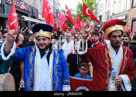 Brüssel, Belgien. 28. Mai 2023. Die Anhänger des türkischen Präsidenten Erdogan feiern nach den Ergebnissen der abgeschlossenen Wahlen am 28. Mai 2023 in Brüssel, Belgien. Kredit: ALEXANDROS MICHAILIDIS/Alamy Live News Stockfoto