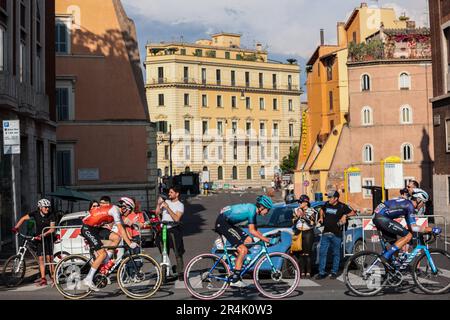 Rom, Italien. 28. Mai 2023. TOUMIRE Hugo von COFIDIS (FRA) und DOMBROWSKI Joe von ASTANA â&#x80;&#X93; QAZAQSTAN TEAM (KAZ) und VERONA Carlos von MOVISTAR TEAM (SPA) während der 21. Etappe - Roma, Giro d'Italia in Rom, Italien, Mai 28 2023 Kredit: Unabhängige Fotoagentur/Alamy Live News Stockfoto