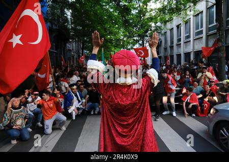 Brüssel, Belgien. 28. Mai 2023. Die Anhänger des türkischen Präsidenten Erdogan feiern nach den Ergebnissen der abgeschlossenen Wahlen am 28. Mai 2023 in Brüssel, Belgien. Kredit: ALEXANDROS MICHAILIDIS/Alamy Live News Stockfoto