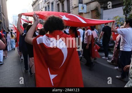 Brüssel, Belgien. 28. Mai 2023. Die Anhänger des türkischen Präsidenten Erdogan feiern nach den Ergebnissen der abgeschlossenen Wahlen am 28. Mai 2023 in Brüssel, Belgien. Kredit: ALEXANDROS MICHAILIDIS/Alamy Live News Stockfoto