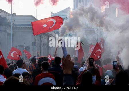Brüssel, Belgien. 28. Mai 2023. Die Anhänger des türkischen Präsidenten Erdogan feiern nach den Ergebnissen der abgeschlossenen Wahlen am 28. Mai 2023 in Brüssel, Belgien. Kredit: ALEXANDROS MICHAILIDIS/Alamy Live News Stockfoto