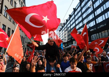 Brüssel, Belgien. 28. Mai 2023. Die Anhänger des türkischen Präsidenten Erdogan feiern nach den Ergebnissen der abgeschlossenen Wahlen am 28. Mai 2023 in Brüssel, Belgien. Kredit: ALEXANDROS MICHAILIDIS/Alamy Live News Stockfoto