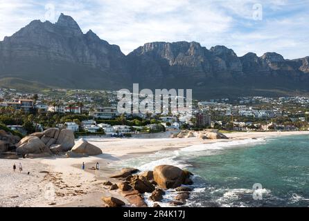 Der Blick auf Glen Beach und Camps Bay Beach mit Tafelberg im Hintergrund am Morgen, Kapstadt, Südafrika Stockfoto