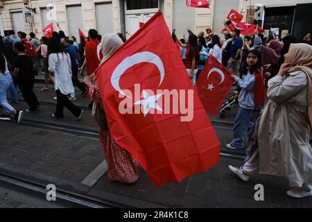 Brüssel, Belgien. 28. Mai 2023. Die Anhänger des türkischen Präsidenten Erdogan feiern nach den Ergebnissen der abgeschlossenen Wahlen am 28. Mai 2023 in Brüssel, Belgien. Kredit: ALEXANDROS MICHAILIDIS/Alamy Live News Stockfoto