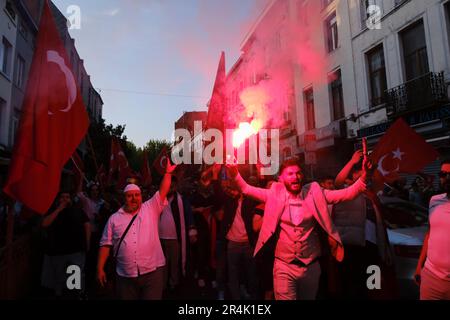 Brüssel, Belgien. 28. Mai 2023. Die Anhänger des türkischen Präsidenten Erdogan feiern nach den Ergebnissen der abgeschlossenen Wahlen am 28. Mai 2023 in Brüssel, Belgien. Kredit: ALEXANDROS MICHAILIDIS/Alamy Live News Stockfoto