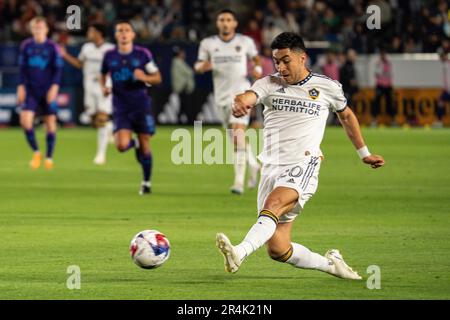 Los Angeles Galaxy MEMO Rodríguez (20) sendet einen Pass während eines MLS-Spiels gegen den Charlotte FC am Samstag, den 27. Mai 2023, im Di Stockfoto