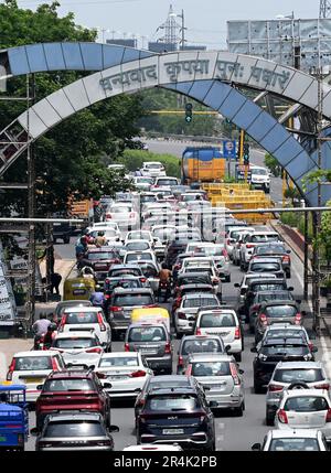 Noida, Indien. 28. Mai 2023. NOIDA, INDIEN - MAI 28: Enormer Stau aufgrund der Sicherheit an der Grenze Noida-Delhi Chilla aufgrund der Proteste der Bauern in Jantar Mantar am 28. Mai 2023 in Noida, Indien. (Foto: Sunil Ghosh/Hindustan Times/Sipa USA ) Guthaben: SIPA USA/Alamy Live News Stockfoto