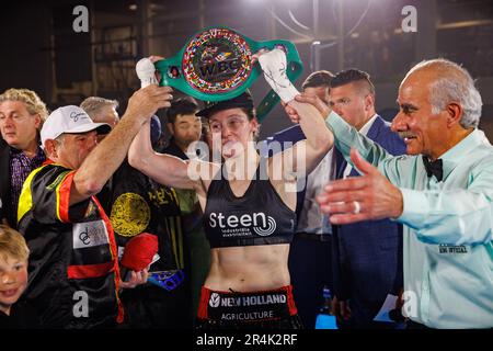 Torhout, Belgien. 29. Mai 2023. Das belgische Delfine Persoon feiert nach dem Sieg zwischen dem belgischen Delfine Persoon und dem koreanischen Bo Mi Re Shin für den WBC Silver Super Feather -Titel Frauen am Sonntag, den 28. Mai 2023, in Torhout. BELGA FOTO KURT DESPLENTER Kredit: Belga News Agency/Alamy Live News Stockfoto