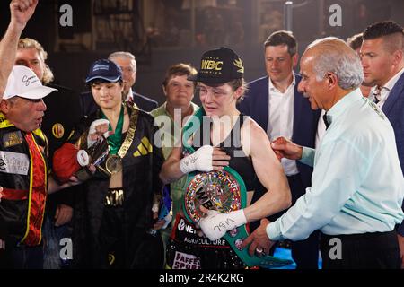 Torhout, Belgien. 29. Mai 2023. Das belgische Delfine Persoon feiert nach dem Sieg zwischen dem belgischen Delfine Persoon und dem koreanischen Bo Mi Re Shin für den WBC Silver Super Feather -Titel Frauen am Sonntag, den 28. Mai 2023, in Torhout. BELGA FOTO KURT DESPLENTER Kredit: Belga News Agency/Alamy Live News Stockfoto