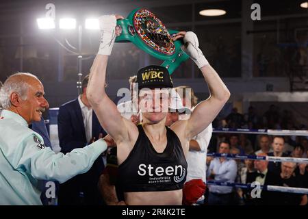 Torhout, Belgien. 29. Mai 2023. Das belgische Delfine Persoon feiert nach dem Sieg zwischen dem belgischen Delfine Persoon und dem koreanischen Bo Mi Re Shin für den WBC Silver Super Feather -Titel Frauen am Sonntag, den 28. Mai 2023, in Torhout. BELGA FOTO KURT DESPLENTER Kredit: Belga News Agency/Alamy Live News Stockfoto