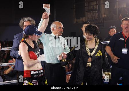 Torhout, Belgien. 29. Mai 2023. Das belgische Delfine Persoon feiert nach dem Sieg zwischen dem belgischen Delfine Persoon und dem koreanischen Bo Mi Re Shin für den WBC Silver Super Feather -Titel Frauen am Sonntag, den 28. Mai 2023, in Torhout. BELGA FOTO KURT DESPLENTER Kredit: Belga News Agency/Alamy Live News Stockfoto