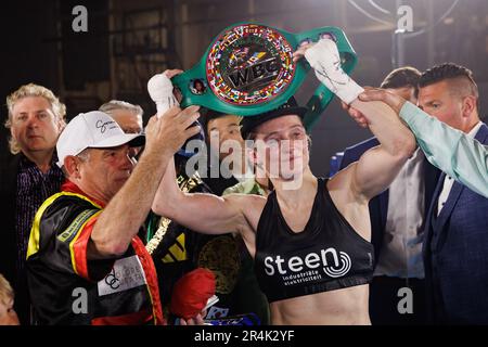 Torhout, Belgien. 29. Mai 2023. Das belgische Delfine Persoon feiert nach dem Sieg zwischen dem belgischen Delfine Persoon und dem koreanischen Bo Mi Re Shin für den WBC Silver Super Feather -Titel Frauen am Sonntag, den 28. Mai 2023, in Torhout. BELGA FOTO KURT DESPLENTER Kredit: Belga News Agency/Alamy Live News Stockfoto