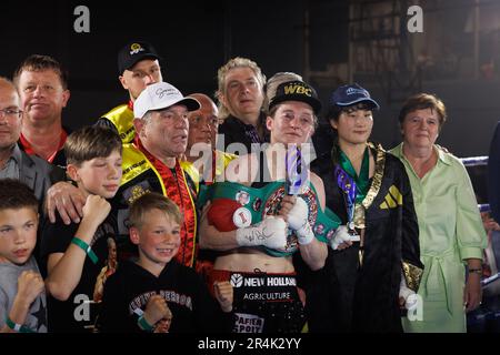 Torhout, Belgien. 29. Mai 2023. Das belgische Delfine Persoon feiert nach dem Sieg zwischen dem belgischen Delfine Persoon und dem koreanischen Bo Mi Re Shin für den WBC Silver Super Feather -Titel Frauen am Sonntag, den 28. Mai 2023, in Torhout. BELGA FOTO KURT DESPLENTER Kredit: Belga News Agency/Alamy Live News Stockfoto