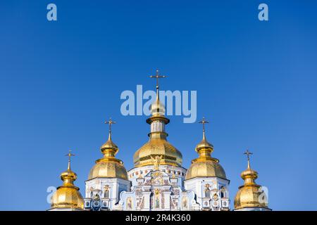 Kiew, Ukraine. 28. Mai 2023. Steppen des Klosters mit goldener Kuppel des Heiligen Michaels in Kiew, Ukraine am 28. Mai 2023. Sonntag markiert Kiew-Tag. Am frühen Morgen startete der Russe einen Angriff auf Kiew. Die ukrainischen Streitkräfte haben 52 der 54 Drohnen abgeschossen. Eine Person wurde bei dem Angriff getötet. (Kreditbild: © Daniel Carde/ZUMA Press Wire) NUR REDAKTIONELLE VERWENDUNG! Nicht für den kommerziellen GEBRAUCH! Stockfoto