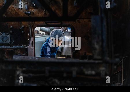 Kiew, Ukraine. 28. Mai 2023. Ein Junge kletterte am 28. Mai 2023 in einem zerstörten russischen Panzer auf dem MichaelÃs-Platz in Kiew, Ukraine. Sonntag markiert Kiew-Tag. Am frühen Morgen startete der Russe einen Angriff auf Kiew. Die ukrainischen Streitkräfte haben 52 der 54 Drohnen abgeschossen. Eine Person wurde bei dem Angriff getötet. (Kreditbild: © Daniel Carde/ZUMA Press Wire) NUR REDAKTIONELLE VERWENDUNG! Nicht für den kommerziellen GEBRAUCH! Stockfoto