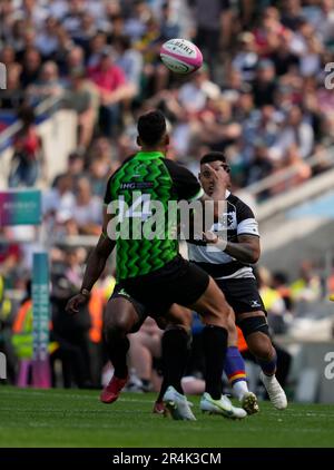 London, UK, 28. Mai 2023 Israel Folau (World) schaut sich den Ball während der Barbarians gegen World XV The Killik Cup im Twickenham Stadium London am 28 2023. Mai Graham Glendinning / Graham Glendinning / Alamy Live News Endstand: 48 - 42 Stockfoto