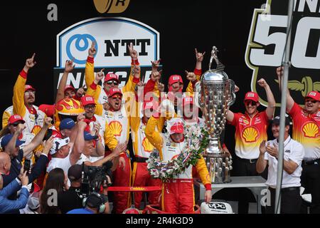 Indianapolis, USA. 28. Mai 2023. INDIANAPOLIS, INDIANA – MAI 28: Teamfahrer Josef Newgarden (2) aus den USA feiert den 2023 Indy 500 auf dem Indianapolis Motor Speedway am 28. Mai 2023 in Indianapolis, Indiana. Kredit: Jeremy Hogan/Alamy Live News Stockfoto