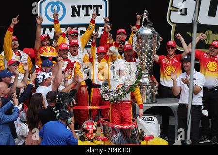 Indianapolis, USA. 28. Mai 2023. INDIANAPOLIS, INDIANA – MAI 28: Teamfahrer Josef Newgarden (2) aus den USA feiert den 2023 Indy 500 auf dem Indianapolis Motor Speedway am 28. Mai 2023 in Indianapolis, Indiana. Kredit: Jeremy Hogan/Alamy Live News Stockfoto