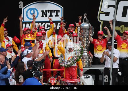 Indianapolis, USA. 28. Mai 2023. INDIANAPOLIS, INDIANA – MAI 28: Teamfahrer Josef Newgarden (2) aus den USA feiert den 2023 Indy 500 auf dem Indianapolis Motor Speedway am 28. Mai 2023 in Indianapolis, Indiana. Kredit: Jeremy Hogan/Alamy Live News Stockfoto