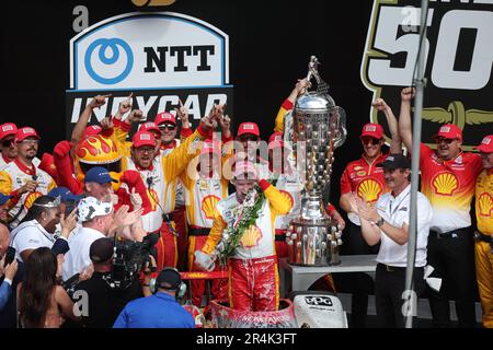 Indianapolis, USA. 28. Mai 2023. INDIANAPOLIS, INDIANA – MAI 28: Teamfahrer Josef Newgarden (2) aus den USA feiert den 2023 Indy 500 auf dem Indianapolis Motor Speedway am 28. Mai 2023 in Indianapolis, Indiana. Kredit: Jeremy Hogan/Alamy Live News Stockfoto