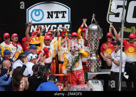 Indianapolis, USA. 28. Mai 2023. INDIANAPOLIS, INDIANA – MAI 28: Teamfahrer Josef Newgarden (2) aus den USA feiert den 2023 Indy 500 auf dem Indianapolis Motor Speedway am 28. Mai 2023 in Indianapolis, Indiana. Kredit: Jeremy Hogan/Alamy Live News Stockfoto