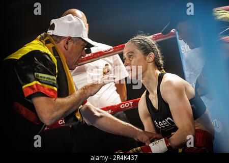 Torhout, Belgien. 28. Mai 2023. Coach Filiep Tampere und belgischer Delfine Persoon, die während des Kampfes zwischen dem belgischen Delfine Persoon und dem koreanischen Bo Mi Re Shin für den WBC Silver Super Feather -Titel Frauen am Sonntag, den 28. Mai 2023, in Torhout gefilmt wurden. BELGA FOTO KURT DESPLENTER Kredit: Belga News Agency/Alamy Live News Stockfoto