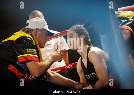 Torhout, Belgien. 28. Mai 2023. Coach Filiep Tampere und belgischer Delfine Persoon, die während des Kampfes zwischen dem belgischen Delfine Persoon und dem koreanischen Bo Mi Re Shin für den WBC Silver Super Feather -Titel Frauen am Sonntag, den 28. Mai 2023, in Torhout gefilmt wurden. BELGA FOTO KURT DESPLENTER Kredit: Belga News Agency/Alamy Live News Stockfoto