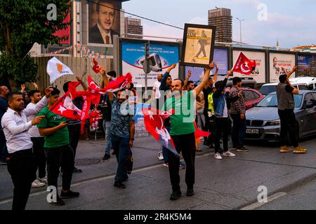 Izmir, Türkei. 28. Mai 2023. Leute, die am Straßenrand feiern. Nach dem Wahlsieg von Recep Tayyip Erdogan begannen die Anhänger zu feiern. (Foto: Murat Kocabas/SOPA Images/Sipa USA) Guthaben: SIPA USA/Alamy Live News Stockfoto