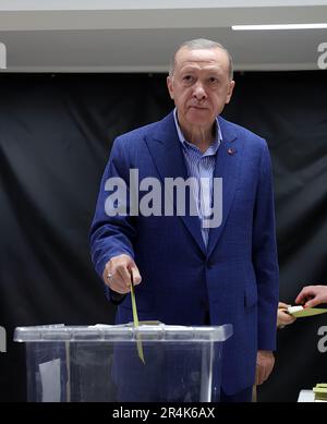 Istanbul, Türkei. 28. Mai 2023. Der türkische Präsident und Präsidentschaftskandidat der AK-Partei Recep Tayyip Erdogan gibt seine Stimme am Tag der Präsidentschaftswahl am 28. Mai 2023 im türkischen Istanbul ab. Foto: Pressestelle des türkischen Präsidenten/Kredit: UPI/Alamy Live News Stockfoto