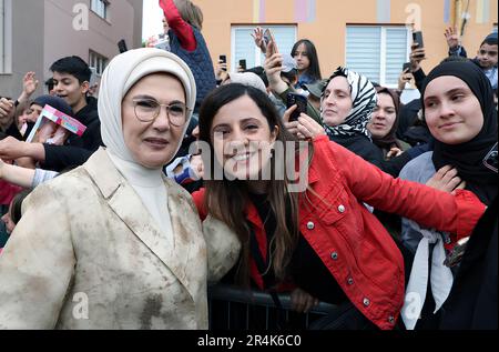 Istanbul, Türkei. 28. Mai 2023. Emine Erdogan (L), Ehefrau des türkischen Präsidenten Recep Tayyip Erdogan, posiert für ein Foto mit Bürgern, während er seine Stimme für die zweite Runde der Präsidentschaftswahlen in Turkiye im Wahllokal in Istanbul, Türkei, abgibt. Foto: Pressestelle des türkischen Präsidenten/Kredit: UPI/Alamy Live News Stockfoto
