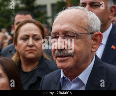 Ankara, Türkei. 28. Mai 2023. Präsidentschaftskandidat der Republikanischen Volkspartei Kemal Kilicdaroglu spricht vor den Medien, nachdem er während der zweiten Runde der Präsidentschaftswahlen am 28. Mai 2023 in Ankara, Türkei, seine Stimme in einem Wahllokal abgegeben hat. Foto: Republikanische Volkspartei/Alp Eren Kaya/Kredit: UPI/Alamy Live News Stockfoto