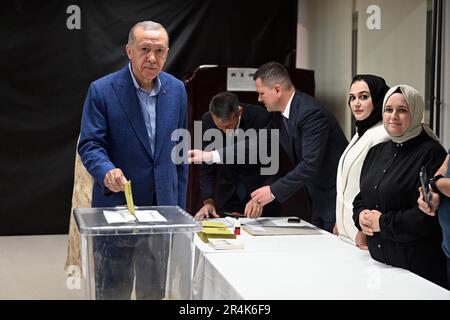 Istanbul, Türkei. 28. Mai 2023. Der türkische Präsident und Präsidentschaftskandidat der AK-Partei Recep Tayyip Erdogan gibt seine Stimme am Tag der Präsidentschaftswahl am 28. Mai 2023 im türkischen Istanbul ab. Foto: Pressestelle des türkischen Präsidenten/Kredit: UPI/Alamy Live News Stockfoto