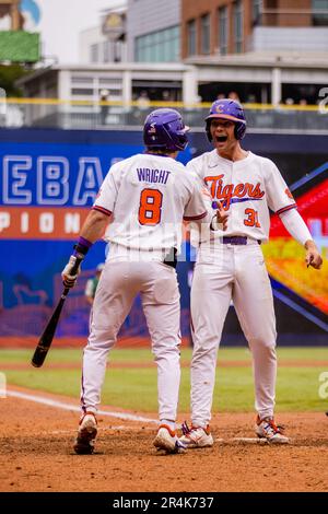 Durham, NC, USA. 28. Mai 2023. Clemson Tigers Infielder Blake Wright (8) feiert mit dem Utility Caden Grice (31) während des siebten Inning gegen die Miami (FL) Hurricanes im ACC Baseball Championship Matchup 2023 im Durham Bulls Athletic Park in Durham, NC. (Scott Kinser). Kredit: csm/Alamy Live News Stockfoto