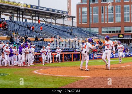 Durham, NC, USA. 28. Mai 2023. Clemson Tigers Infielder Blake Wright (8) feiert mit dem Utility Caden Grice (31) während des siebten Inning gegen die Miami (FL) Hurricanes im ACC Baseball Championship Matchup 2023 im Durham Bulls Athletic Park in Durham, NC. (Scott Kinser). Kredit: csm/Alamy Live News Stockfoto