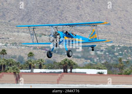 Palm Springs, Kalifornien, USA. 14. Mai 2023. Ein 1941 Boeing E75 Stearman Doppeldecker, der einst Barron Hilton gehörte. Jetzt betrieben vom Palm Springs Air Museum. (Kreditbild: © Ian L. SITREN/ZUMA Press Wire) NUR REDAKTIONELLE VERWENDUNG! Nicht für den kommerziellen GEBRAUCH! Stockfoto