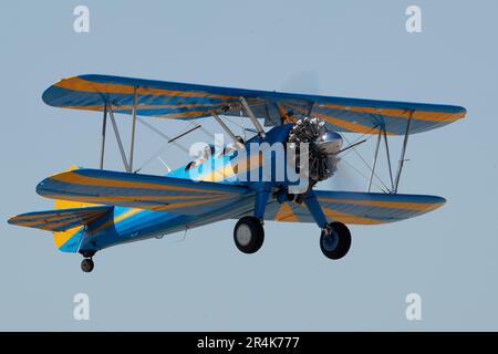 Palm Springs, Kalifornien, USA. 12. Mai 2023. Ein 1941 Boeing E75 Stearman Doppeldecker, der einst Barron Hilton gehörte. Jetzt betrieben vom Palm Springs Air Museum. (Kreditbild: © Ian L. SITREN/ZUMA Press Wire) NUR REDAKTIONELLE VERWENDUNG! Nicht für den kommerziellen GEBRAUCH! Stockfoto