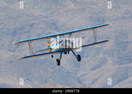 Palm Springs, Kalifornien, USA. 12. Mai 2023. Ein 1941 Boeing E75 Stearman Doppeldecker, der einst Barron Hilton gehörte. Jetzt betrieben vom Palm Springs Air Museum. (Kreditbild: © Ian L. SITREN/ZUMA Press Wire) NUR REDAKTIONELLE VERWENDUNG! Nicht für den kommerziellen GEBRAUCH! Stockfoto