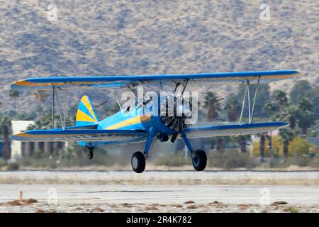 Palm Springs, Kalifornien, USA. 12. Mai 2023. Ein 1941 Boeing E75 Stearman Doppeldecker, der einst Barron Hilton gehörte. Jetzt betrieben vom Palm Springs Air Museum. (Kreditbild: © Ian L. SITREN/ZUMA Press Wire) NUR REDAKTIONELLE VERWENDUNG! Nicht für den kommerziellen GEBRAUCH! Stockfoto