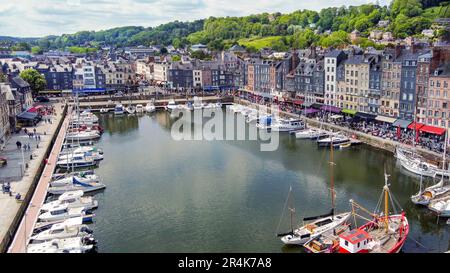 Luftaufnahme des alten Hafens in Honfleur, eines Resorts in der Normandie, des Ärmelkanals, einer alten Stadt. Yachten (Segelboote) im Hafen und Old bui Stockfoto