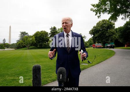 Washington, Vereinigte Staaten. 28. Mai 2023. US-Präsident Joe Biden spricht mit Medienvertretern über den South Lawn des Weißen Hauses nach seiner Rückkehr nach Washington, DC von Wilmington, Delaware am 28. Mai 2023. Kredit: Yuri Gripas/Pool über CNP/dpa/Alamy Live News Stockfoto