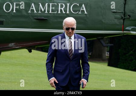 Washington, Vereinigte Staaten. 28. Mai 2023. US-Präsident Joe Biden geht nach seiner Rückkehr von Wilmington, Delaware, am 28. Mai 2023 nach Washington, DC, auf Medienvertreter über den South Lawn of the White House zu. Kredit: Yuri Gripas/Pool über CNP/dpa/Alamy Live News Stockfoto